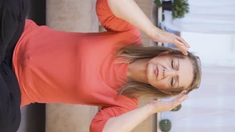 Vertical-video-of-Woman-with-headache.